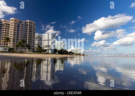 Küstenstrandreflexionen - Pompano Beach, Florida, USA Stockfoto