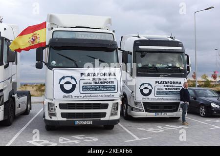 Madrid, Spanien. 14.. November 2022. Lastwagen werden während eines Protestes in Madrid, Spanien, am 14. November 2022 gesehen. Die Lkw-Fahrer in Spanien begannen am Montag einen unbefristeten Streik gegen die steigenden Lebenshaltungskosten. Bereits im März und April führten die Trucker des Landes einen 20-tägigen Streik durch, der große Probleme in den nationalen Lieferketten verursachte. Kredit: Gustavo Valiente/Xinhua/Alamy Live Nachrichten Stockfoto