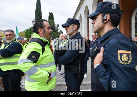 Madrid, Spanien. 14.. November 2022. Lkw-Fahrer nehmen am 14. November 2022 an einer Protestaktion in Madrid, Spanien, Teil. Die Lkw-Fahrer in Spanien begannen am Montag einen unbefristeten Streik gegen die steigenden Lebenshaltungskosten. Bereits im März und April führten die Trucker des Landes einen 20-tägigen Streik durch, der große Probleme in den nationalen Lieferketten verursachte. Kredit: Gustavo Valiente/Xinhua/Alamy Live Nachrichten Stockfoto