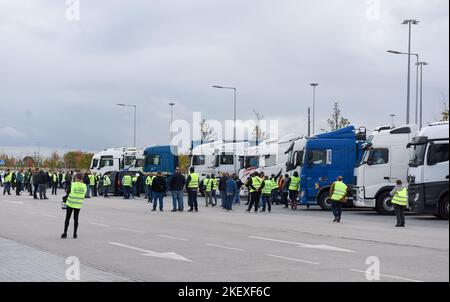 Madrid, Spanien. 14.. November 2022. Lkw-Fahrer nehmen am 14. November 2022 an einer Protestaktion in Madrid, Spanien, Teil. Die Lkw-Fahrer in Spanien begannen am Montag einen unbefristeten Streik gegen die steigenden Lebenshaltungskosten. Bereits im März und April führten die Trucker des Landes einen 20-tägigen Streik durch, der große Probleme in den nationalen Lieferketten verursachte. Kredit: Gustavo Valiente/Xinhua/Alamy Live Nachrichten Stockfoto