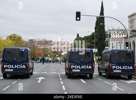 Madrid, Spanien. 14.. November 2022. Lkw-Fahrer nehmen am 14. November 2022 an einer Protestaktion in Madrid, Spanien, Teil. Die Lkw-Fahrer in Spanien begannen am Montag einen unbefristeten Streik gegen die steigenden Lebenshaltungskosten. Bereits im März und April führten die Trucker des Landes einen 20-tägigen Streik durch, der große Probleme in den nationalen Lieferketten verursachte. Kredit: Gustavo Valiente/Xinhua/Alamy Live Nachrichten Stockfoto