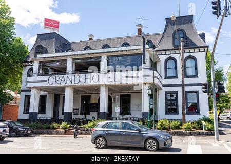 Das Grand Hotel Pub und Restaurant befindet sich im Zentrum von Healesville, einer ländlichen Stadt im Yarra Valley, Victoria, Australien Stockfoto