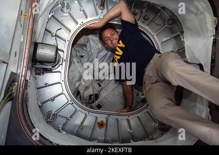 Internationale Raumstation, ERDORBIT. 17. Oktober 2022. Der NASA-Astronaut und Expedition 68-Flugingenieur Josh Cassada unterstützt die Ladung im Bigelow Expandable Activity Module an Bord der Internationalen Raumstation, 17. Oktober 2022 in Earth Orbit. Stockfoto