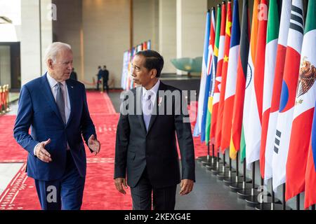 Nusa Dua, Indonesisch. 14.. November 2022. Nusa Dua, Indonesisch. 14. November 2022. US-Präsident Joe Biden geht mit dem indonesischen Präsidenten Joko Widodo kurz vor dem Beginn ihres persönlichen bilateralen Treffens am Rande des Gipfeltreffens G20 am 14. November 2022 in Bali, Indonesien, zusammen. Bild: Adam Schultz/White House Photo/Alamy Live News Stockfoto