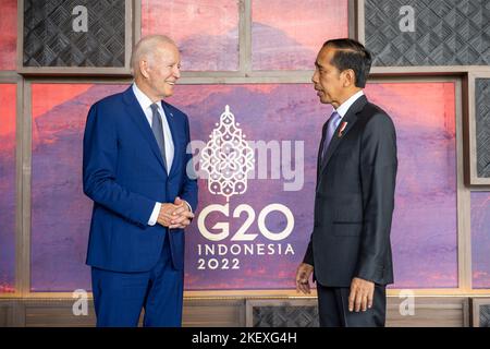 Nusa Dua, Indonesisch. 14.. November 2022. Nusa Dua, Indonesisch. 14. November 2022. US-Präsident Joe Biden, chattet mit dem indonesischen Präsidenten Joko Widodo, direkt vor dem Beginn ihres persönlichen bilateralen Treffens am Rande des Gipfeltreffens G20 am 14. November 2022 in Bali, Indonesien. Bild: Adam Schultz/White House Photo/Alamy Live News Stockfoto