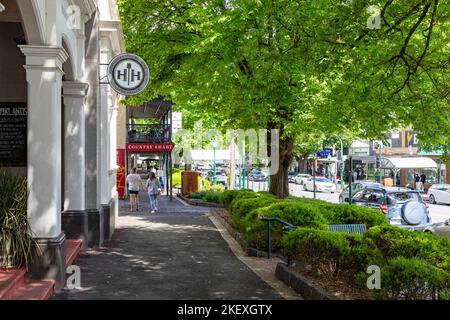 Das Stadtzentrum von Healesville, ein Township im Yarra Valley von Victoria, Australien, an einem Frühlingstag im November 2022 Stockfoto