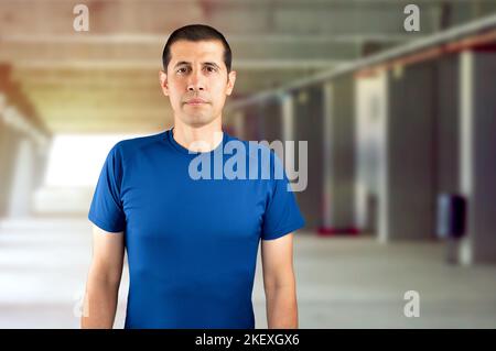 Porträt eines sportlichen jungen Mannes, der im Freien trainiert Stockfoto