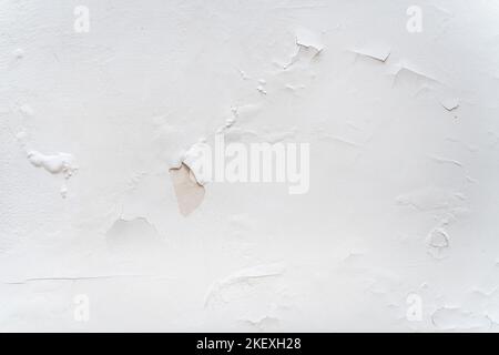 Nahaufnahme von Regenwasser, das an der Wand austritt und Schäden und abblätternde Farbe verursacht Stockfoto