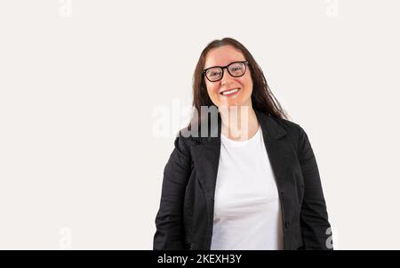 Frau mittleren Alters trägt weißes Hemd, schwarze Jacke und Brille stehen über isolierten weißen Hintergrund glücklich Gesicht lächelnd mit gekreuzten Armen suchen ein Stockfoto