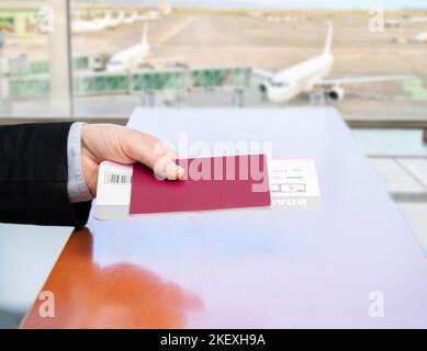 Zugeschnittene Aufnahme einer nicht erkennbaren Stewardess, die ihr Personalausweis an einem Flugsteig in einem Flughafen übergab Stockfoto