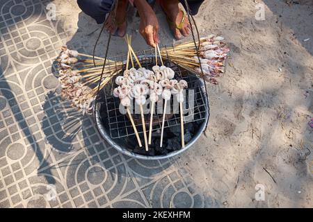 Street Food Vendor beim Fischen am Strand in Sihanoukville Kambodscha Stockfoto