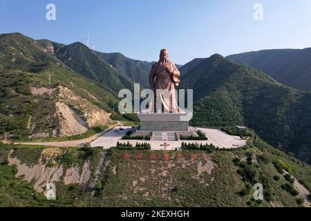 YUNCHENG, CHINA - 11. SEPTEMBER 2022 - (DATEI) ein Luftfoto zeigt die weltweit höchste Bronzestatue von Guan Gong in Yuncheng, Provinz Shanxi, China Stockfoto