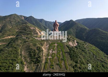 YUNCHENG, CHINA - 11. SEPTEMBER 2022 - (DATEI) ein Luftfoto zeigt die weltweit höchste Bronzestatue von Guan Gong in Yuncheng, Provinz Shanxi, China Stockfoto