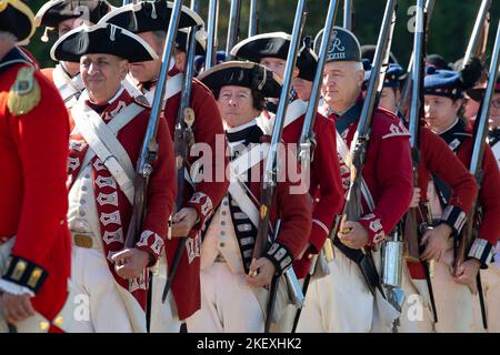 Kershaw, South Carolina, USA. 13.. November 2022. Fans des Revolutionären Krieges und leidenschaftliche Schauspieler stellen die Schlacht von Camden, SC, nach, sodass Besucher während des Krieges um die Unabhängigkeit von der britischen Herrschaft lebendige Geschichte erleben können. Die Schlacht von Camden, die 1780 ausgetragen wurde, war eine von mehreren verheerenden Niederlagen, die die Amerikaner in den frühen Phasen der britischen Militäroffensive im Süden erlitten haben. Im Bild: Britische Nachspieler marschieren in den Kampf. (Bild: © Robin Rayne/ZUMA Press Wire) Stockfoto