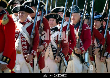 Kershaw, South Carolina, USA. 13.. November 2022. Fans des Revolutionären Krieges und leidenschaftliche Schauspieler stellen die Schlacht von Camden, SC, nach, sodass Besucher während des Krieges um die Unabhängigkeit von der britischen Herrschaft lebendige Geschichte erleben können. Die Schlacht von Camden, die 1780 ausgetragen wurde, war eine von mehreren verheerenden Niederlagen, die die Amerikaner in den frühen Phasen der britischen Militäroffensive im Süden erlitten haben. Im Bild: Britische Nachspieler marschieren in den Kampf. (Bild: © Robin Rayne/ZUMA Press Wire) Stockfoto