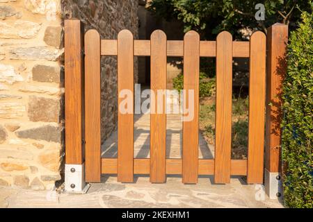 Nahaufnahme eines alten Holzzauns draußen in einem Garten zu Hause. Die Vintage-Architektur eines Gehäuses um ein Haus für Privatsphäre, Design, ein Stockfoto