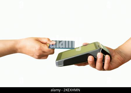 Seitenansicht der kontaktlosen Bezahlung mit Kreditkarte auf weißem Hintergrund Stockfoto