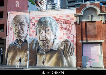 Smug Sam Bates Street Art Gemälde seiner Großeltern an einer Wand in der Lonsdale Street Melbourne City Centre, Victoria, Australien November 2022 Stockfoto