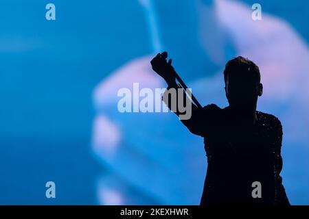 Assago Milano, Italien. 14.. November 2022. Cesare Cremonini tritt während der Indoor Tour 2022 im Mediolanum Forum am 14. November 2022 in Assago, Italien, live auf der Bühne auf Quelle: Independent Photo Agency/Alamy Live News Stockfoto