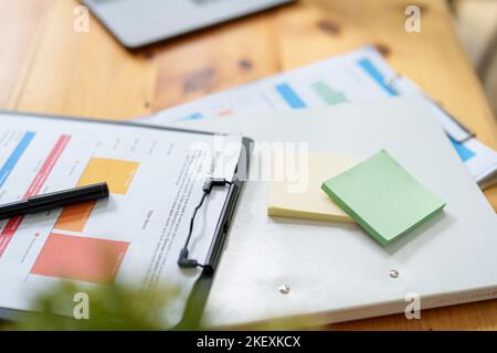 Finanzbudget-Dokumente und Notizblöcke auf dem Schreibtisch Stockfoto