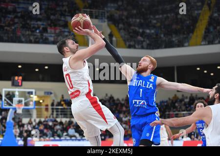 Tiflis, Georgien. 14.. November 2022. Duda Sanadze (L) aus Georgien steht mit Nico Mannion aus Italien während ihres FIBA Basketball World Cup 2023-Spiels der europäischen Qualifikationsspiele der Gruppe L mit 2 Runden in Tiflis, Georgien, am 14. November 2022, im Spiel. Quelle: Tamuna Kulumbegashvili/Xinhua/Alamy Live News Stockfoto