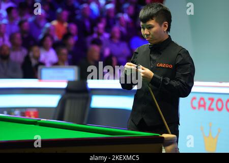 York, Großbritannien. 14.. November 2022. Zhou Yuelong aus China tritt im ersten Runde gegen seinen Landsmann Yan Bingtao bei der UK Snooker Championship 2022 in York, Großbritannien, am 14. November 2022 an. Quelle: Zhai Zheng/Xinhua/Alamy Live News Stockfoto