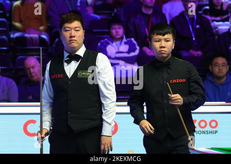 York, Großbritannien. 14.. November 2022. Zhou Yuelong (R) aus China und sein Landsmann Yan Bingtao treten bei ihrem ersten Spiel bei der UK Snooker Championship 2022 in York, Großbritannien, am 14. November 2022 an. Quelle: Zhai Zheng/Xinhua/Alamy Live News Stockfoto