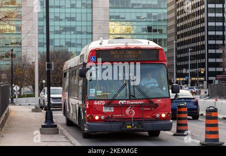 Ottawa, Kanada - 5. November 2022: Öffentlicher Bus auf der Straße in der Innenstadt mit außer Betrieb Zeichen. Stockfoto