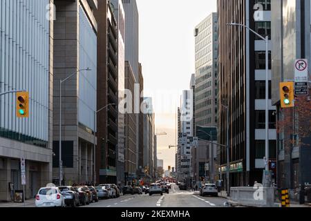 Ottawa, Kanada - 5. November 2022: Stadtbild mit Straßenlaternen in der Innenstadt. Verkehr in der Stadt. Stockfoto