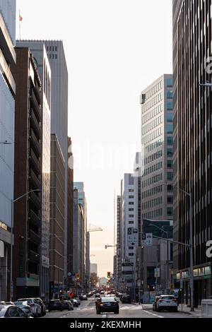 Ottawa, Kanada - 5. November 2022: Stadtbild mit Straßenverkehr in der Innenstadt. Geschäftsviertel Stockfoto