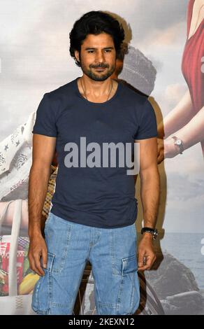 Mumbai, Indien. 14.. November 2022. Der indische Fernseh- und Filmschauspieler Rajeev Khandelwal posiert nach der Vorstellung seines kommenden Films „Salaam Venky“ in Mumbai für ein Foto. Der Film wird am 9.. Dezember 2022 im Kino erscheinen. Kredit: SOPA Images Limited/Alamy Live Nachrichten Stockfoto