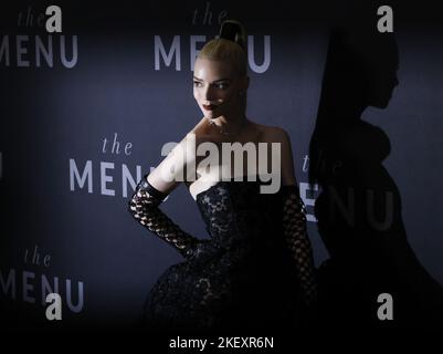 New York, Usa. 14.. November 2022. Anya Taylor-Joy kommt auf dem roten Teppich bei der New Yorker Premiere „The Menu“ im AMC Lincoln Square Theater am Montag, den 14. November 2022 in New York City an. Foto von John Angelillo/UPI Credit: UPI/Alamy Live News Stockfoto