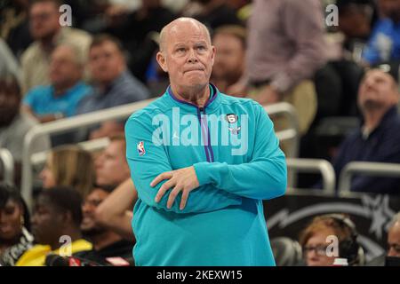 Orlando, Florida, USA, 14. November 2022, Charlotte Hornests Cheftrainer Steve Clifford im Amway Center. (Foto: Marty Jean-Louis) Stockfoto