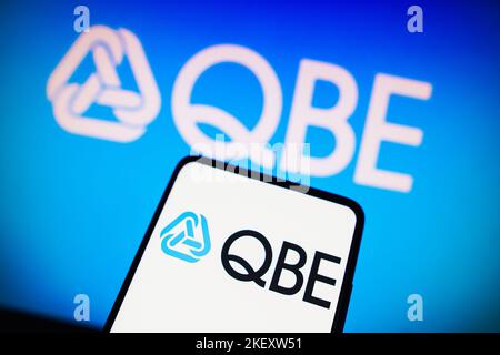 Brasilien. 14.. November 2022. In dieser Abbildung ist das Logo der QBE Insurance Group Limited zu sehen, das auf einem Smartphone und im Hintergrund zu sehen ist.Credit: SOPA Images Limited/Alamy Live News Stockfoto