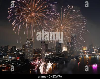 Weitwinkelansicht fantastische mehrfarbige Langzeitaufnahme von Feuerwerk über dem Chao Phraya River, Stadtbild von Bangkok, Festival, Feier, Happy New Ye Stockfoto