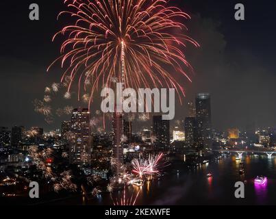 Weitwinkelansicht fantastische mehrfarbige Langzeitaufnahme von Feuerwerk über dem Chao Phraya River, Stadtbild von Bangkok, Festival, Feier, Happy New Ye Stockfoto