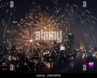 Weitwinkelansicht fantastische mehrfarbige Langzeitaufnahme von Feuerwerk über dem Chao Phraya River, Stadtbild von Bangkok, Festival, Feier, Happy New Ye Stockfoto