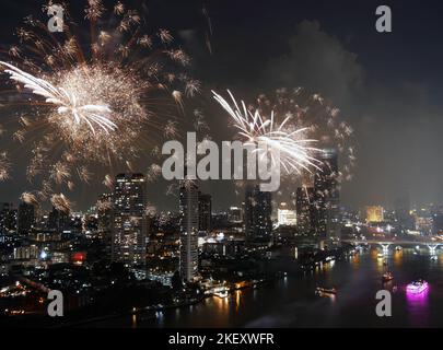 Weitwinkelansicht fantastische mehrfarbige Langzeitaufnahme von Feuerwerk über dem Chao Phraya River, Stadtbild von Bangkok, Festival, Feier, Happy New Ye Stockfoto