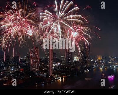 Weitwinkelansicht fantastische mehrfarbige Langzeitaufnahme von Feuerwerk über dem Chao Phraya River, Stadtbild von Bangkok, Festival, Feier, Happy New Ye Stockfoto