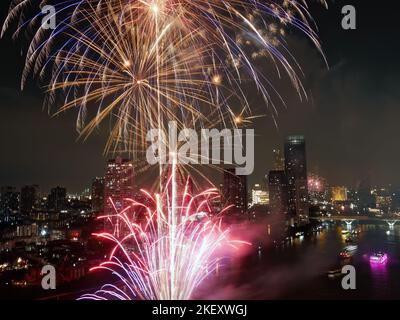 Weitwinkelansicht fantastische mehrfarbige Langzeitaufnahme von Feuerwerk über dem Chao Phraya River, Stadtbild von Bangkok, Festival, Feier, Happy New Ye Stockfoto