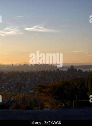 Wunderschöner Sonnenuntergang über der Skyline von Vancouver an einem Novembertag im Herbst Stockfoto