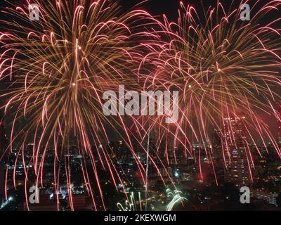 Weitwinkelansicht fantastische mehrfarbige Langzeitaufnahme von Feuerwerk über dem Chao Phraya River, Stadtbild von Bangkok, Festival, Feier, Happy New Ye Stockfoto