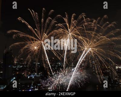 Weitwinkelansicht fantastische mehrfarbige Langzeitaufnahme von Feuerwerk über dem Chao Phraya River, Stadtbild von Bangkok, Festival, Feier, Happy New Ye Stockfoto