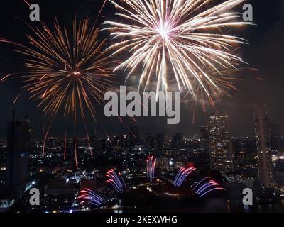 Weitwinkelansicht fantastische mehrfarbige Langzeitaufnahme von Feuerwerk über dem Chao Phraya River, Stadtbild von Bangkok, Festival, Feier, Happy New Ye Stockfoto