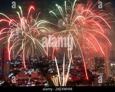 Weitwinkelansicht fantastische mehrfarbige Langzeitaufnahme von Feuerwerk über dem Chao Phraya River, Stadtbild von Bangkok, Festival, Feier, Happy New Ye Stockfoto