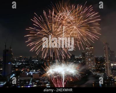 Weitwinkelansicht fantastische mehrfarbige Langzeitaufnahme von Feuerwerk über dem Chao Phraya River, Stadtbild von Bangkok, Festival, Feier, Happy New Ye Stockfoto