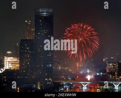 Weitwinkelansicht fantastische mehrfarbige Langzeitaufnahme von Feuerwerk über dem Chao Phraya River, Stadtbild von Bangkok, Festival, Feier, Happy New Ye Stockfoto