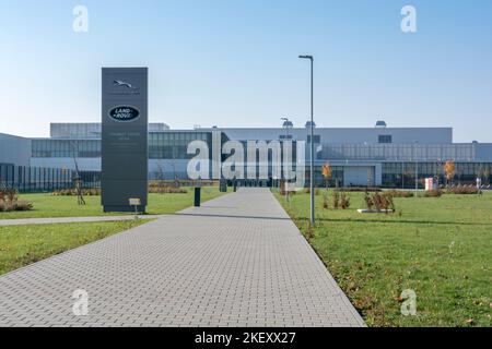 Nitra, Slowakei - 13. November 2022 : Jaguar Land Rover Produktionswerk in Nitra, Slowakei. Stockfoto