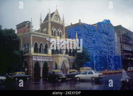 Armee und Marine Gebäude unter Reparatur in Monsun ist es neben David Sassoon Bibliothek und Esplanade Villa Mumbai Stockfoto