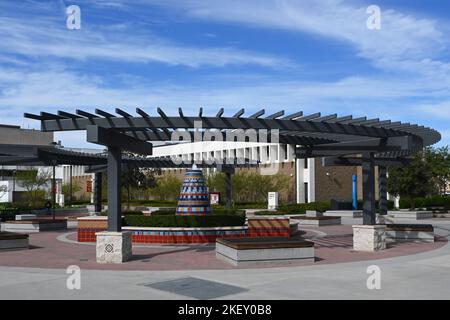 SANTA ANA, KALIFORNIEN - 11 NOV 2022: Brunnen und Pergola auf dem Campus des Santa Ana College. Stockfoto